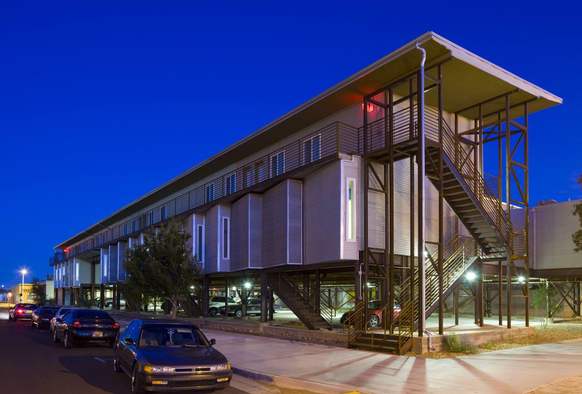 El edificio nuevo de Hotel Clovis Lofts al atardecer con su torre de escaleras exterior